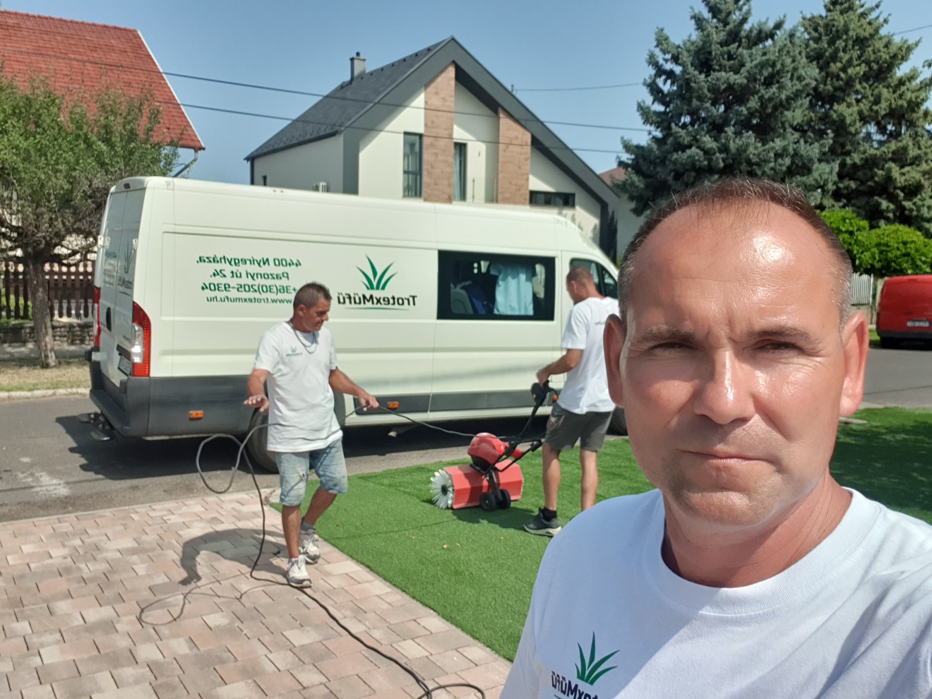 Kökény Attila – Utcafronti műfű – 4. fotó